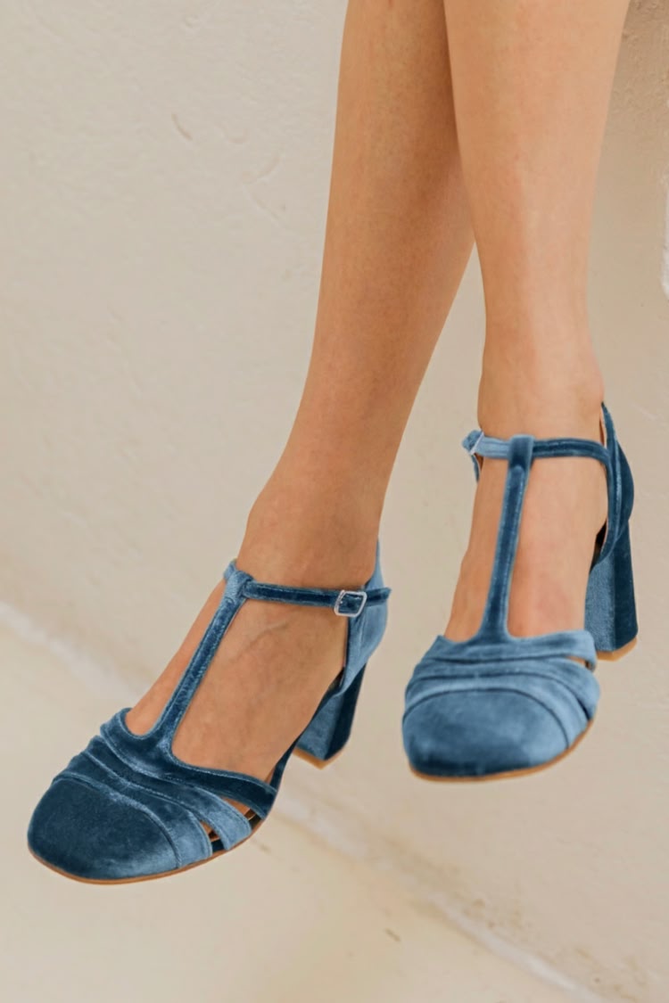 SCARPA CON CINTURINO A T E TACCO STABILE