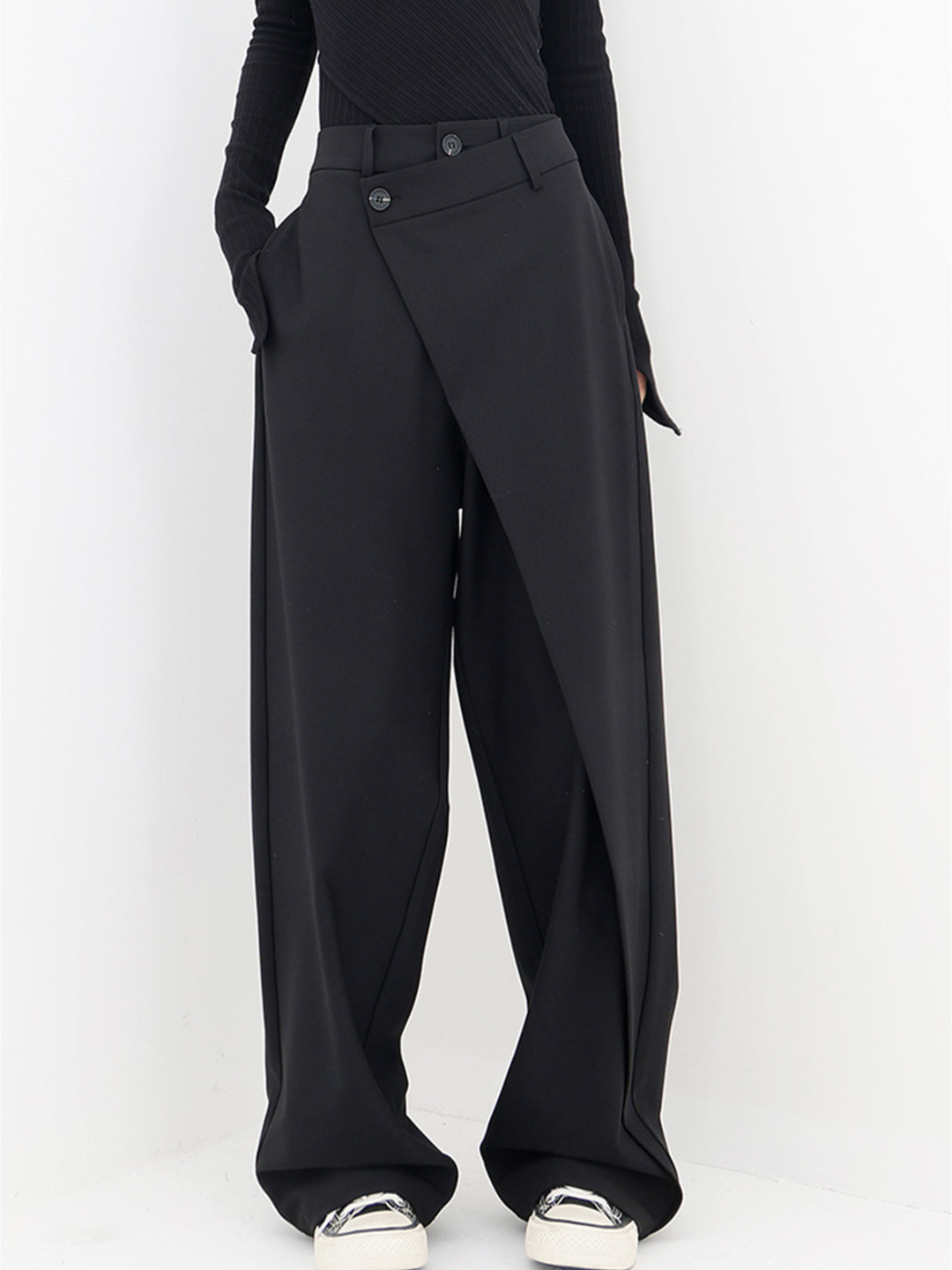 Pantaloni asimmetrici alla moda