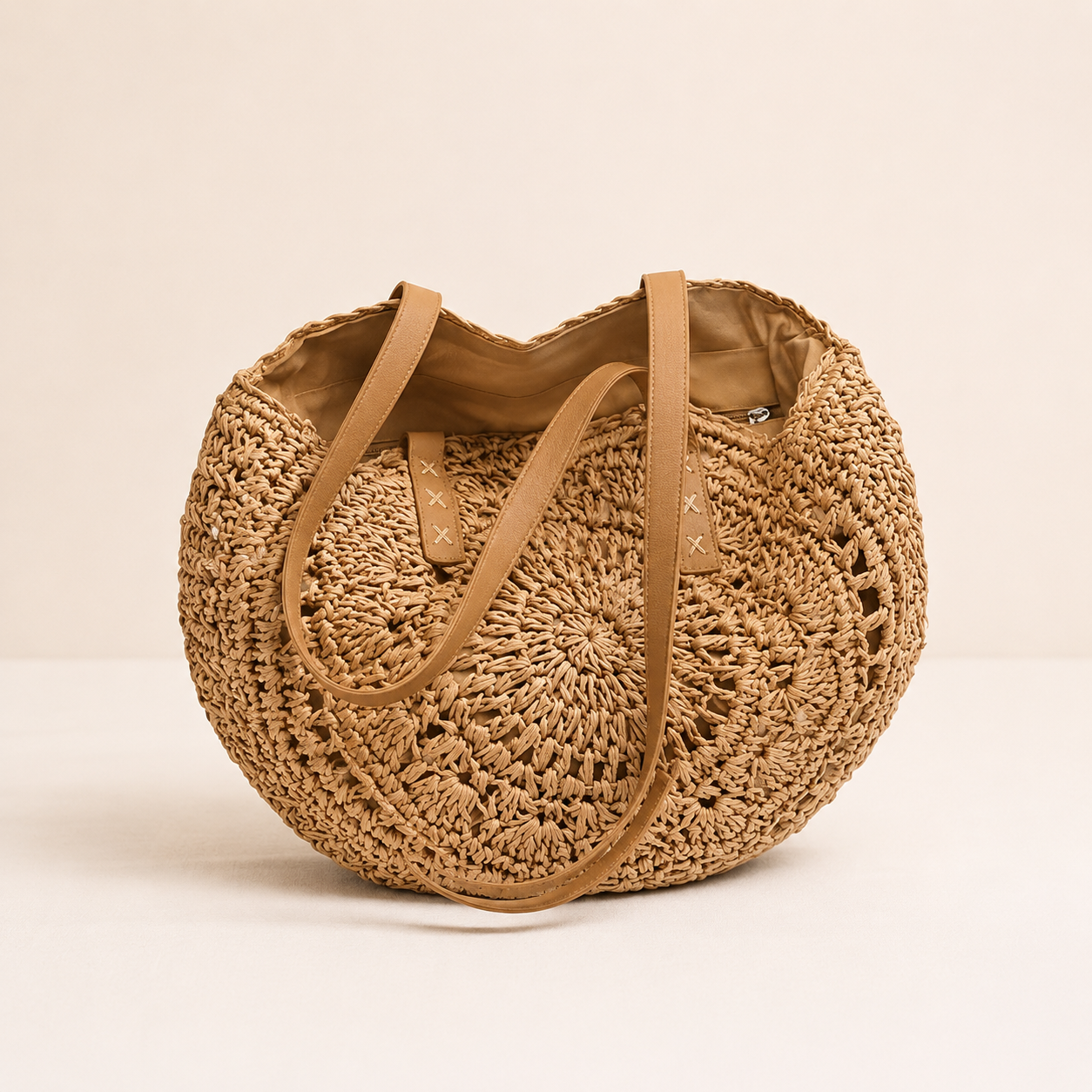 Lola | Borsa Tonda in Paglia Intrecciata con Motivo — Cognac